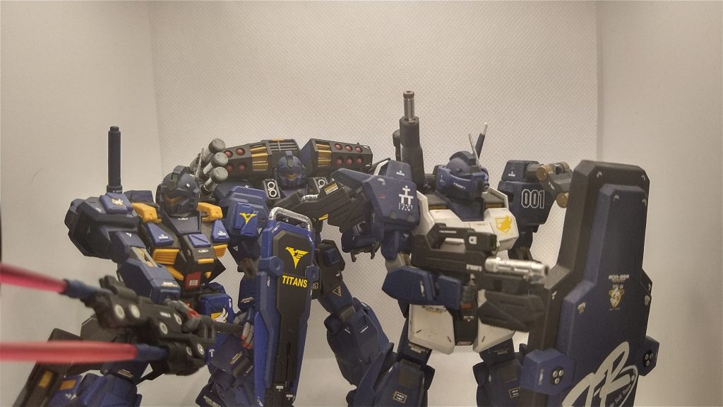 過去に作ったジムクゥエルで小隊っぽくしてみたんですが、撮影ベースが小さく無理くり入れて撮ってみました。