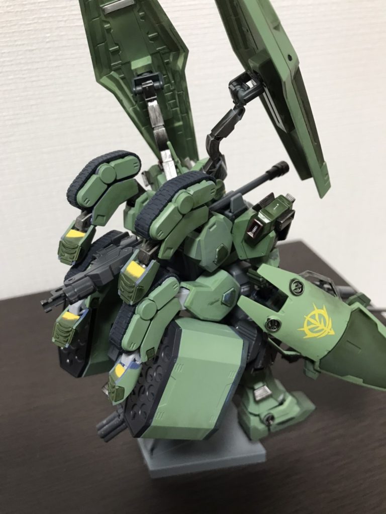 背面です。後ろだけ見ると何が何だかわかりません。