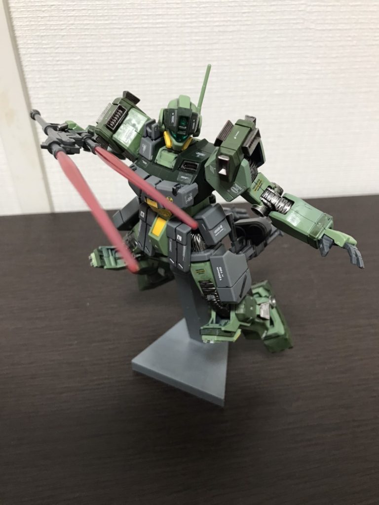 やはりこういうジムの格闘武装はツインビームスピアでしょう、という事で。あと分かりにくいですが、腰の元々ハンドガンが入っていたホルダーにガトリングガンを切ってやすって無理やり刺しています。