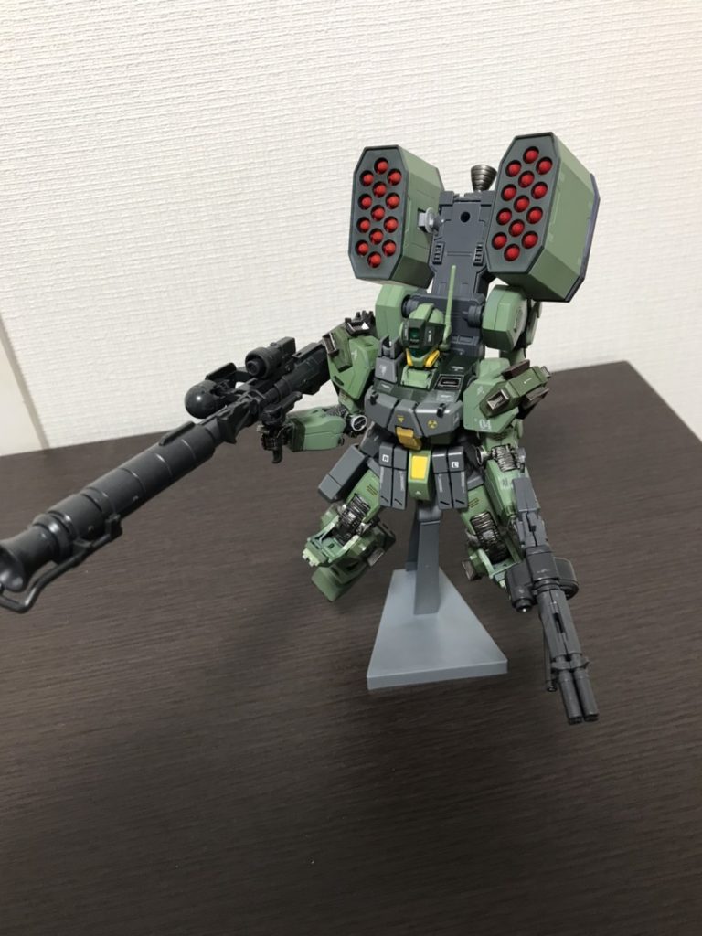 この欄、製作工程ってなってますけど欄が足りないのでそのまま使います。バックパックを上下逆に付けるとミサイルが上に来るので、こっちの方がいいかもしれません。バーニアを付けていた小さい穴に付けているのでポロポロ取れます。