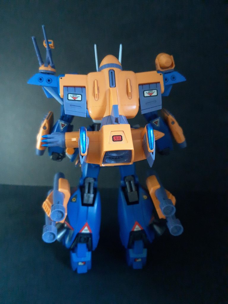 後ろから。背中が重くて、気持ち前屈みでないと自立が厳しいです。カラーリングは水中型ガンダムを参考にしました。