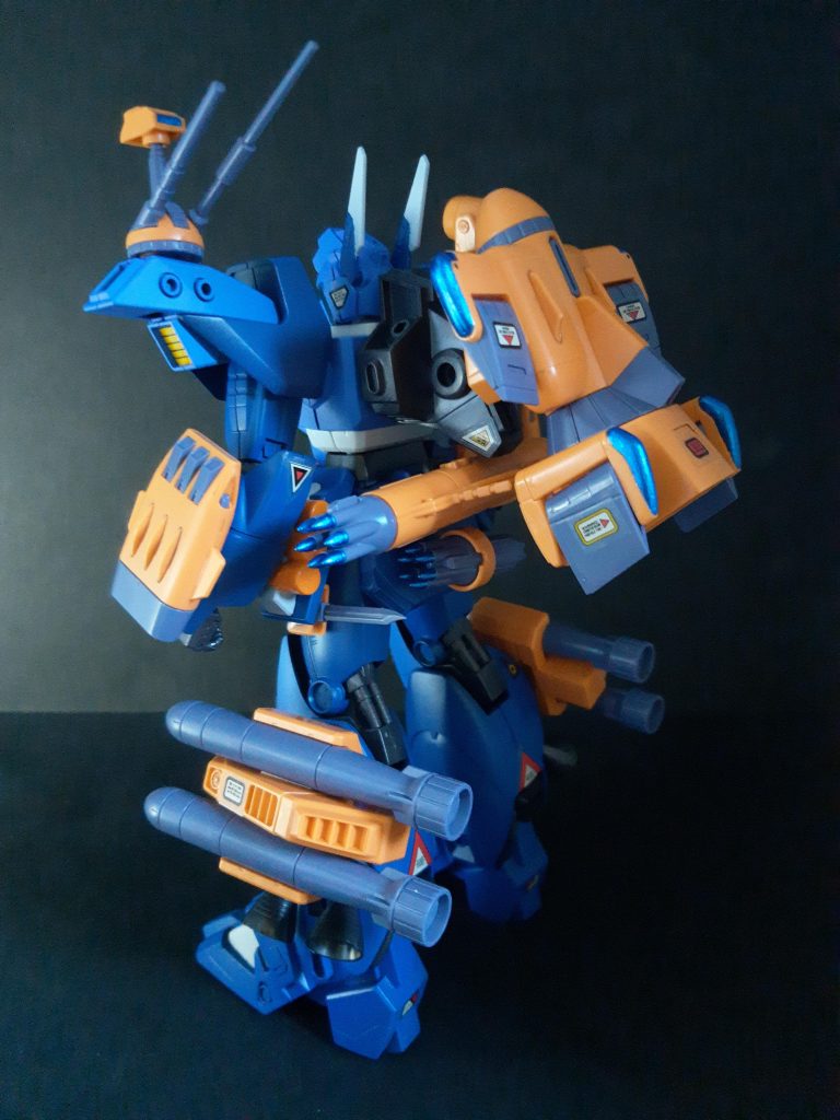 斜め後ろから。ハーディガン付属のシールをミッションパックにも貼っています。多少は統一感が出たのではないでしょうか。