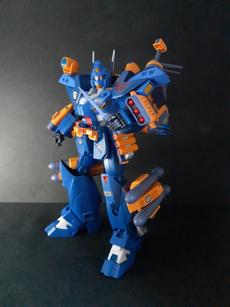 コンバットナイフを構えて。ナイフは左太股に装着するようにしました。