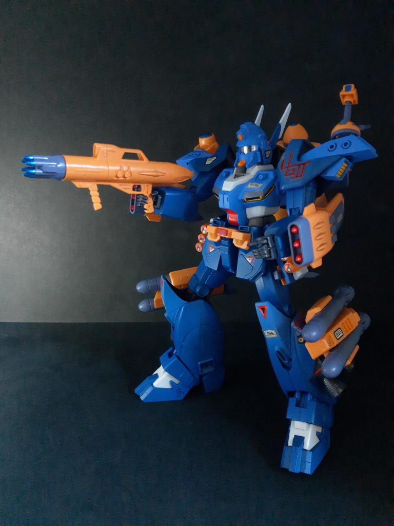 ６連装アローシューター。可動指で持たせられますが、動かすとすぐポロリします。上腕がロールしないので両手持ちもできません。