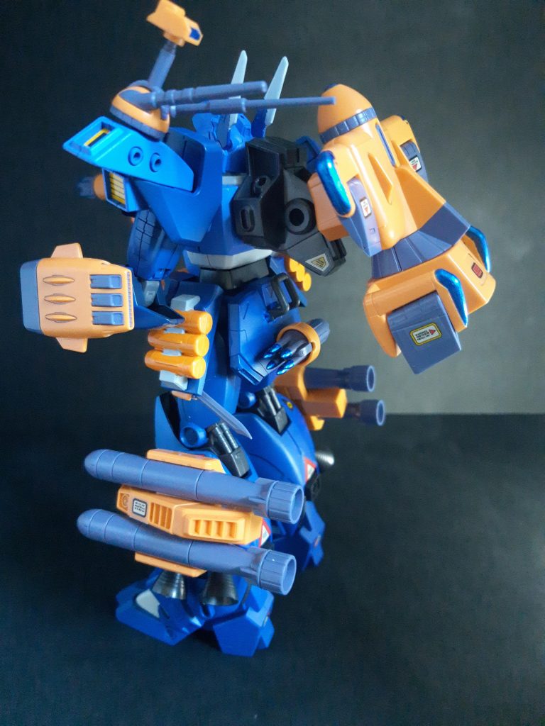 腰の後ろに銃をつけるように改造してから、バックパックの装着を失念していたことに気付く凡ミス。ハーディガンのバックパックをそのままつけると銃の真上を完全に塞いでしまうので、上下逆につける苦肉の策です。