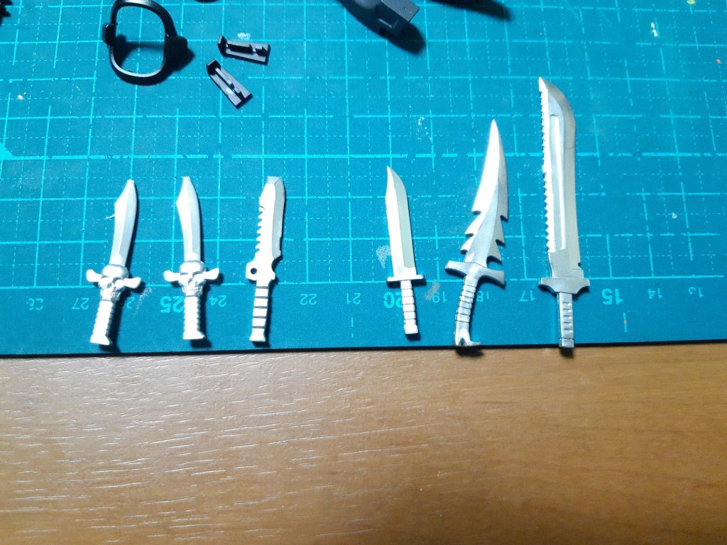 武器はスカルウェポンとMSGのナイフを用意。当初はマントかフルクロスをつけてナイフを内側にマウントする考えだったのですが、ごちゃごちゃしそうなので止めました。