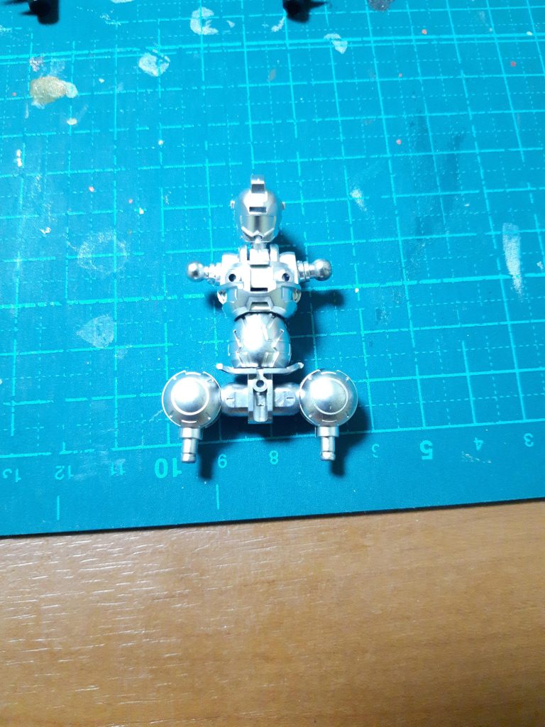 ガイアノーツのプレミアムミラークロームを試してみましたが、触ってたら剥げてきました。クリアーコートは非推奨なので、脱脂やプライマーをするべきだったのかな…。