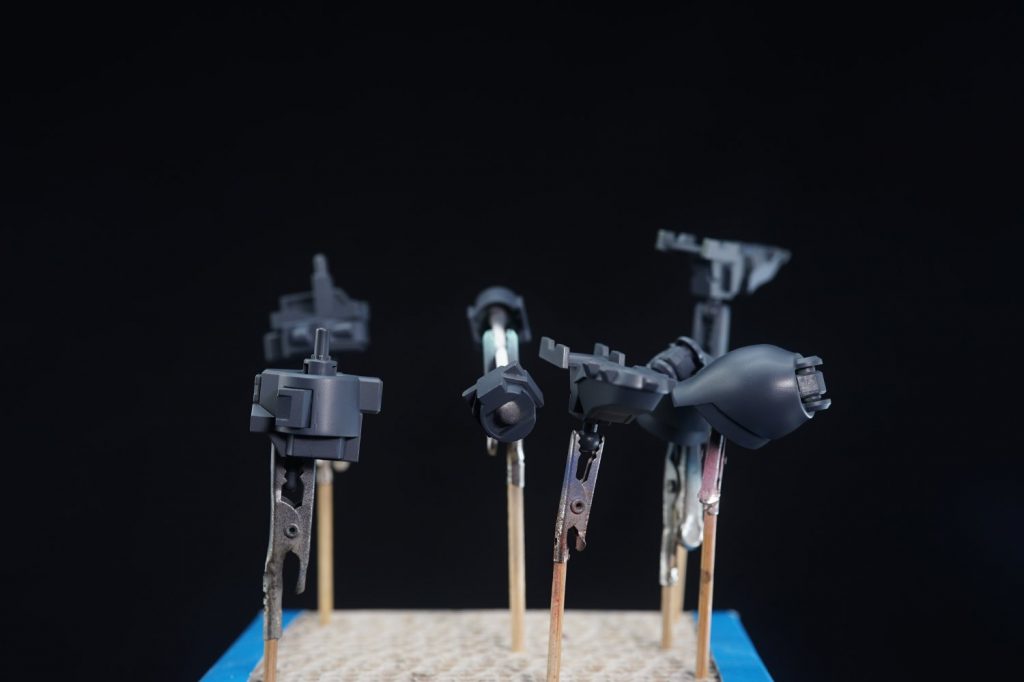 ・サフ吹き使用サフは『ガイアノーツ メカサフ スーパーへビィ』吹き付けはサフ専用機として購入した『タミヤ スプレーワーク ベーシックエアーブラシ』を使用。0.3mmなんですがサフでも詰まらず吹ききってくれるので重宝しています。