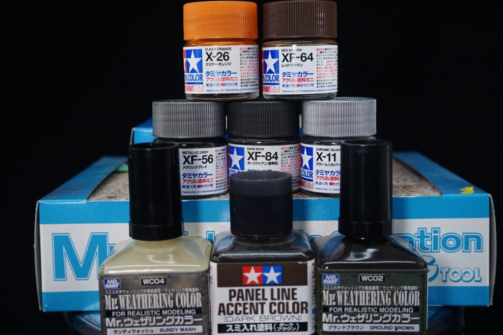 ・ウェザリング上記のデカール貼りの最中にドライブラシをしくじったので本格的な汚しに入らざるを得なくなりました…。デカールの剥がれを表現しようとしてたらガチでデカールやぶいちゃった系ですね><。出撃するたびに新規で剥げてしまうような部分は新しめのシルバーを。古くなるにしたがって黒っぽくしていき、錆びちゃった部分は茶色とクリアオレンジを混ぜた汚い色のをポンポン置いていく感じ。使用した筆は