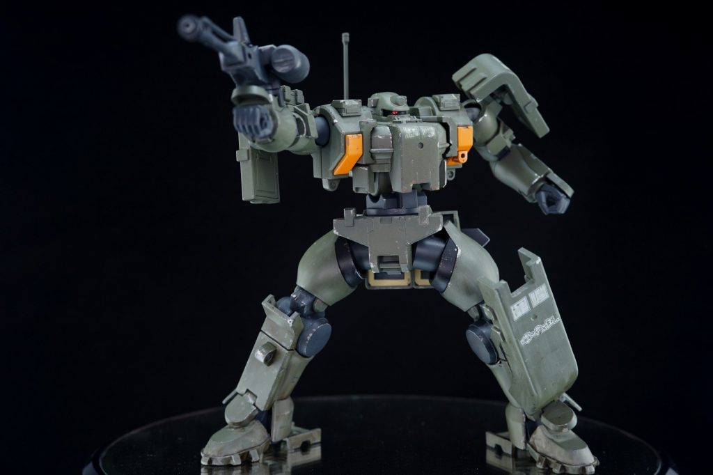 ・200mm×25口径長距離滑膣砲前腕部側面のマウントラッチに取り付ける射撃武器。装填する砲弾の種類を変える事で様々な戦況に対応できる素敵武器です。メイン砲身の左右に12.7mm機銃が備え付けられており、トレーサー的な役割を果たすそうです。