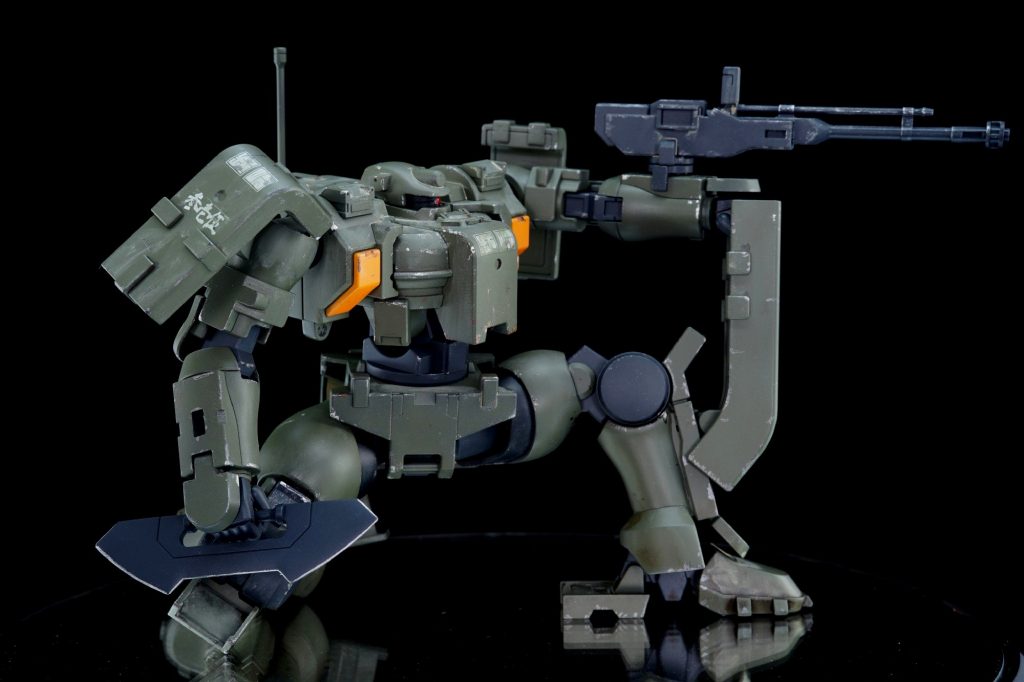 ・立膝射撃ティエレン地上型のアイデンティティ、左足のシールドでガードしながらの射撃!!いや~初めてですよ…説明書にあるポーズを再現できなかったのは…どうやっても説明書通りのポージングができなかったので、しょぼんぬの中では