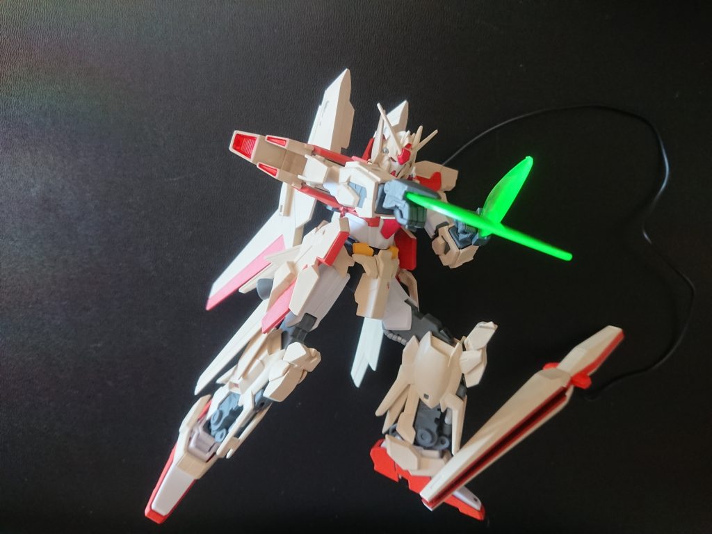 ベース機をデルタプラスにするか迷いましたが、彩色の容易性と付属パーツの量でデルタカイを選択しました。シールドはデルタプラスの方が好みだったなぁ。プロトフィンファンネルは当初から尻尾にしてやろうと思ってました。