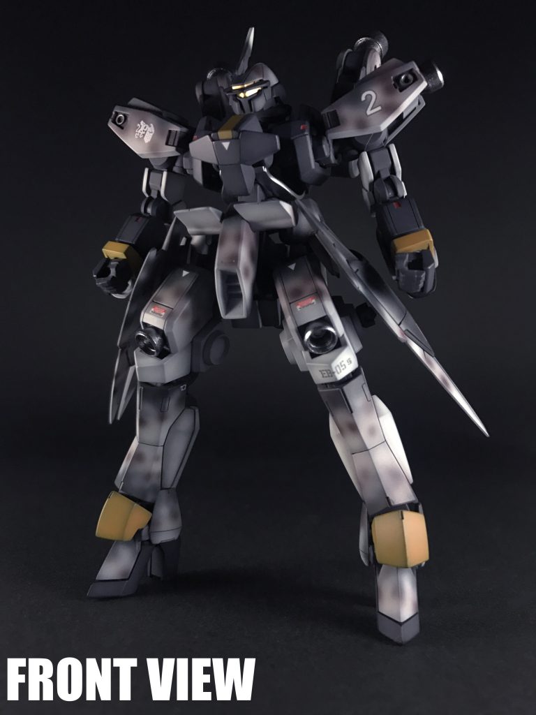 本体は面出しとシャープ化、ディテールの掘り直し、一部スジボリをしています。迷彩部以外の塗装は黒立ち上げのグラデーションで基本色を白、関節と一部装甲をグレー、一部胸部とアンクル部にオレンジ、スラスターはエンジン色のシルバー、メインカメラはレッドゴールド、武器類は黒を配色しています。