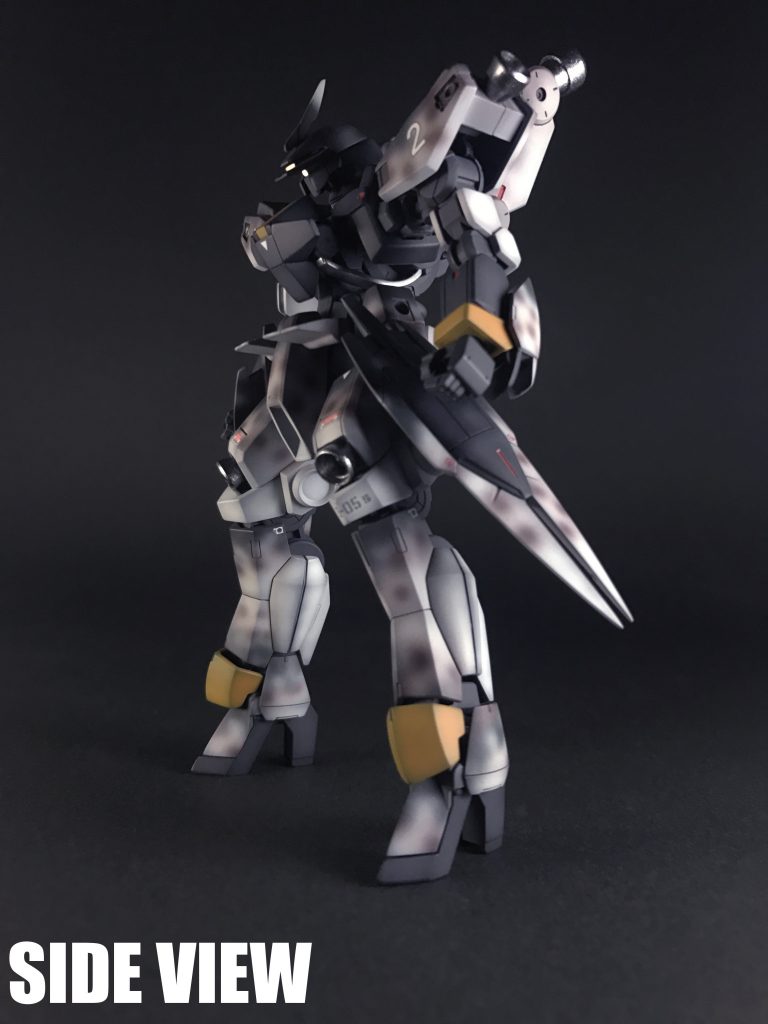 第二次世界大戦時のドイツ軍用機の塗装は、ステルス性や機体サイズの誤認効果を期待し、戦域によって様々だった様です。参考画像を元にモッドリング迷彩の塗装箇所を限定する事で、角度による印象の変化を目指して塗装しています。