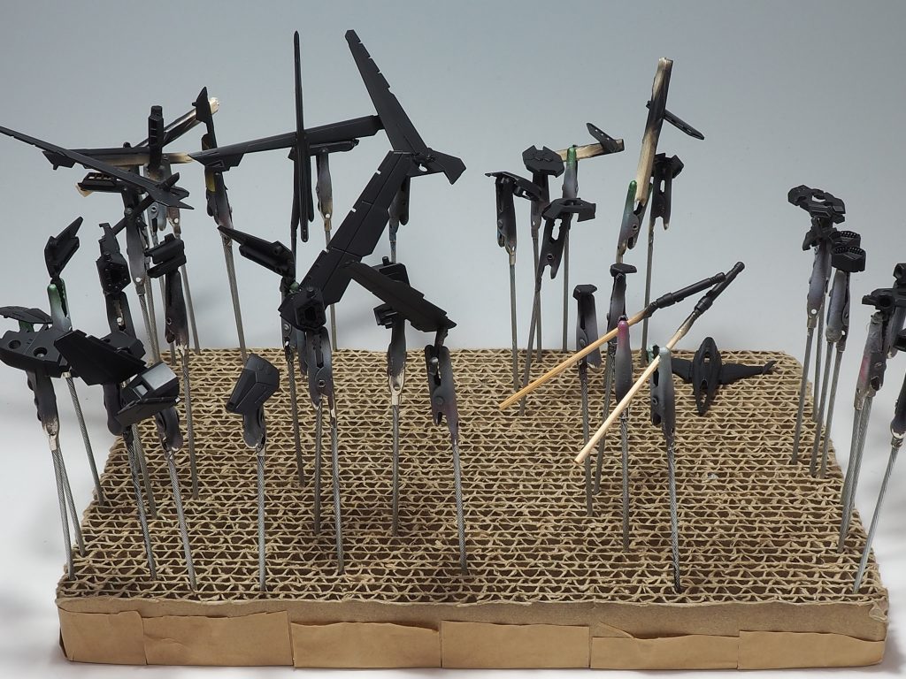 以前制作したデスティニーと合わせるため、黒立ち上げで塗装しました。最初パーツが混ざるのがイヤで部分ごとに塗装する予定でしたが、黒サフ吹いたら何色か判らなくなったのでこれ以降は色毎に塗装しました。