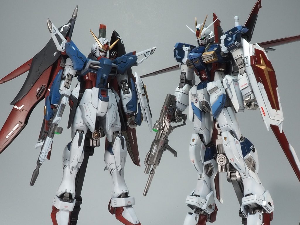 以前制作したデスティニーと並べみました。艶あり、艶なしの違いはありますが黒立ち上げでの塗装、デスティニーには自分なりに頑張ってディテール追加したりしたのですが…ここまでの差があるとは…RGの壁は厚いですね~しかし諦めたらそこで試合終了(?)なのでこれからも精進を続けて、いつかはRGに近づけた(アレ?)HGを作ってみせます!タブン…