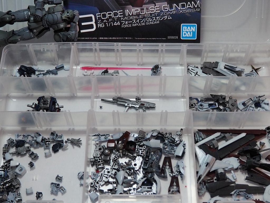 ひととおりのパーツを塗装した物がコチラです。雑に扱ってますが一応クリアーで塗装保護はしています。これで組み立てようと思ったのですが、頭部アンテナを固定する赤いパーツがない!