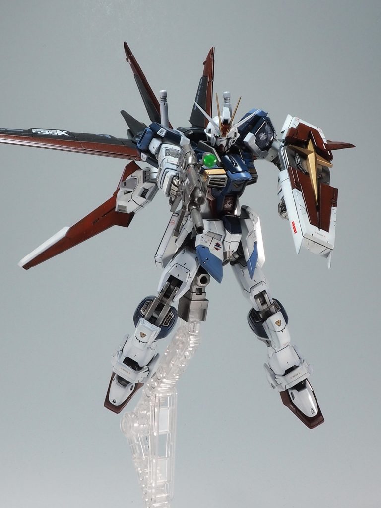 フォースシルエットを装着、ライフルとシールドを装備したインパルスのフル装備ですね。最初は武装少なくて地味な写真になりそうだな~と思ってましたが…さすがRGだ、なんとも…じゃなくて可動範囲がとんでもなくポーズがしっかり決まります!