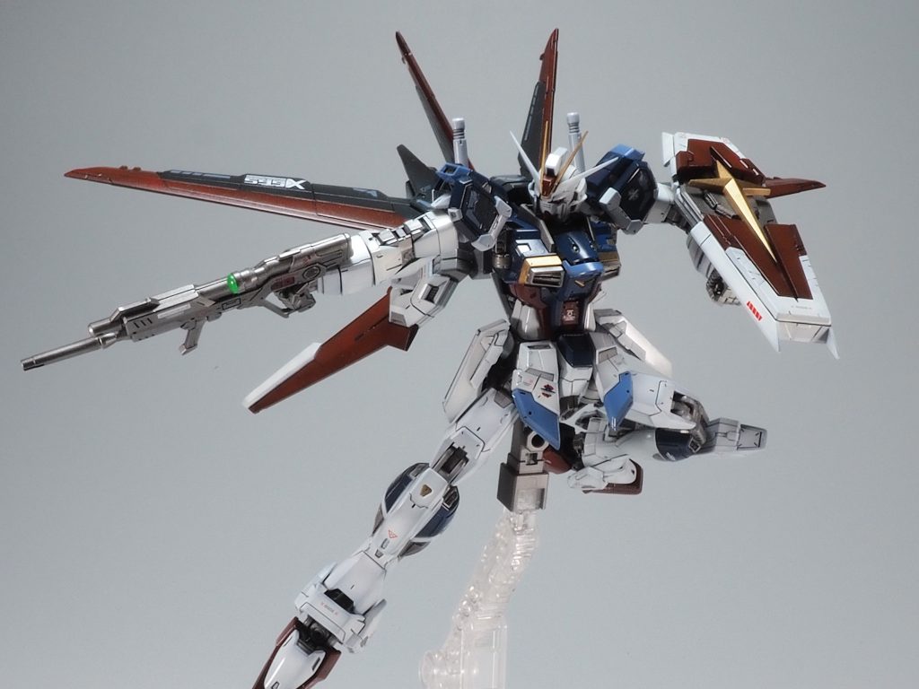 SEED撃ちもバッチリ決まります!ライフルのスコープにはHアイズを貼ってあります。こんなにレンズ飛び出してないだろ-と思いますが、まあ雰囲気で😅