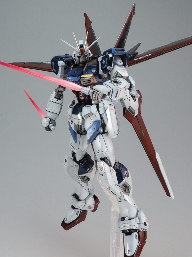 サーベルは蛍光レッドにホワイトをグラデーション塗装しました。RGは二色で細かく色分けされているのですが、ホワイト部の色分けがイマイチわかりずらいです。やはりウォームホワイトとコールドホワイト(どちらもガイアカラー)ではメリハリがつきませんでした…