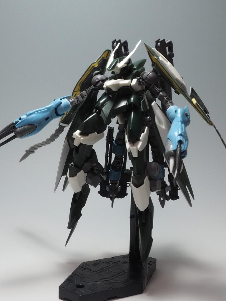 だいたいの形が出来た状態ですが「ハイゴッグさん」の腕の青さが違和感を増します…