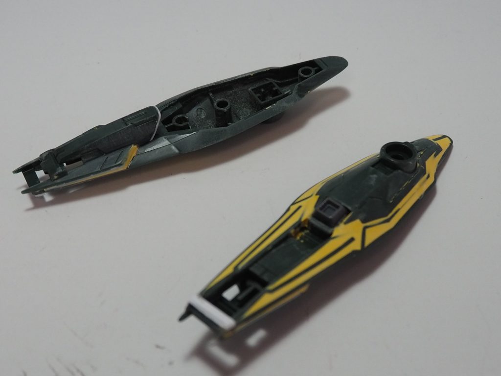 肩のバインダーはパテで肉抜きを埋めました。蛇腹剣のアタッチメントは形を合わせて接着、パテで隙間埋めたため、かなり重たくなりました…