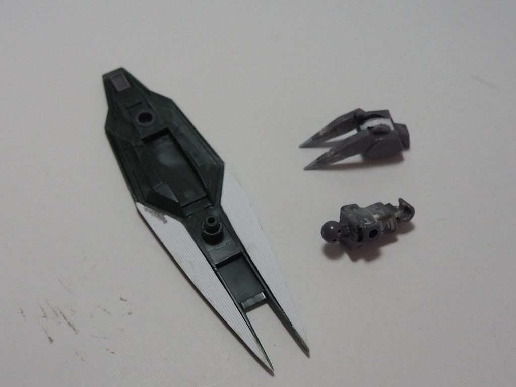 脚のバインダーはパテで埋めると重くなりそうだったのでスリットプラ板を貼ってみました。腰アーマーの基部は、補助腕接続用のポリキャプを埋め込んでパテと真鍮棒でしっかり固定しています。余りの脚パーツはプラ板で延長大型化して脚裏に貼り付けました。