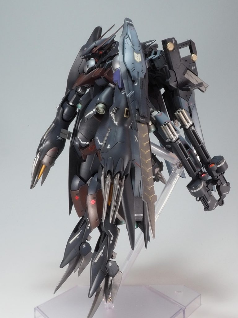 補助腕に追加武装として「フルコーン」のビームガトリングを装備、接続はネオジム磁石を使用しました。塗装は黒立ち上げで塗装、ウェザリングマスターのガンメタルとシルバーを全体的に塗ってツヤ消しで仕上げてます。