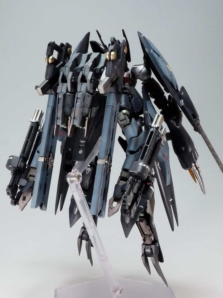 背中に30MMのマルチブースターを接続、そこにMSGのバーストレールガンを2門取り付けました。腰のアーマーに補助腕を追加これはMSGのジョイントセットに「ハイゴッグさん」の腕の外装を被せてます。