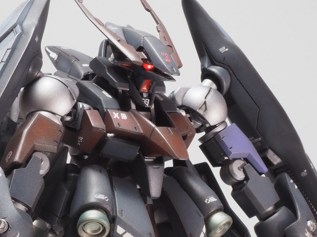 顔はモノアイ化のためにHアイズを貼り付けてモノアイが見えるようにプラ板で高上げして隙間を作ってます。