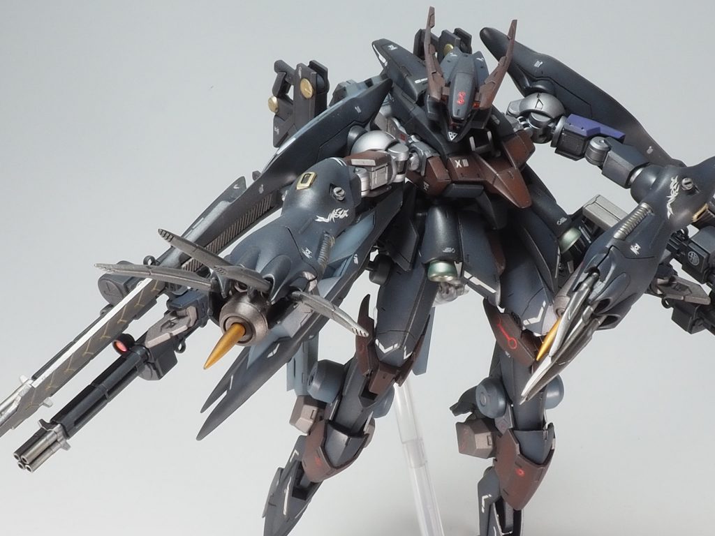 「ハイゴッグさん」の腕は、レアアロイの杭を打ち出すパイルバンカーとゆう設定です。一応それ用のマガジンも取り付けました。