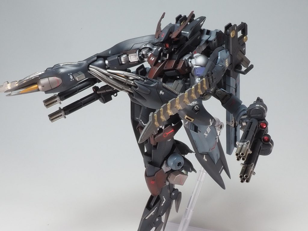 蛇腹剣とガトリングガンを展開した状態です。蛇腹剣はエナメル塗料で塗り分け、ガトリングガンのスコープにはHアイズを貼り付けました。