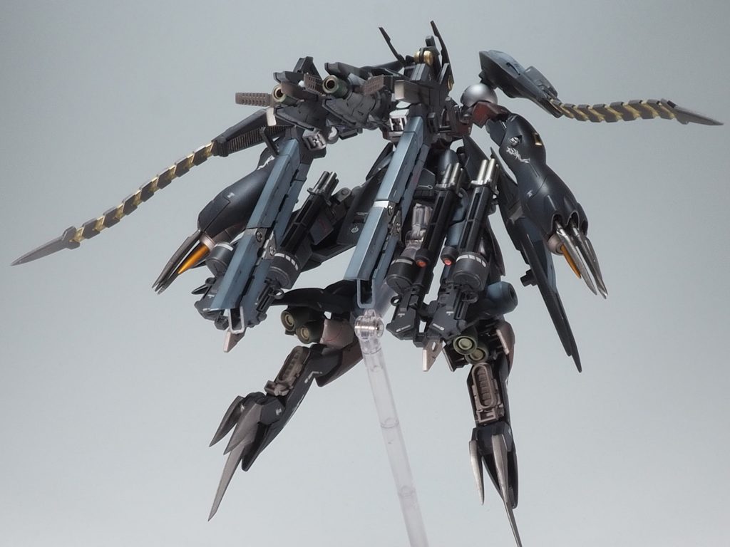 ブースターを展開した高機動状態です。蛇腹剣はスタビライザー的な要素も持たせてみました。脚裏は隙間だらけだったので、ジャンクパーツを貼って隙間を埋めています。