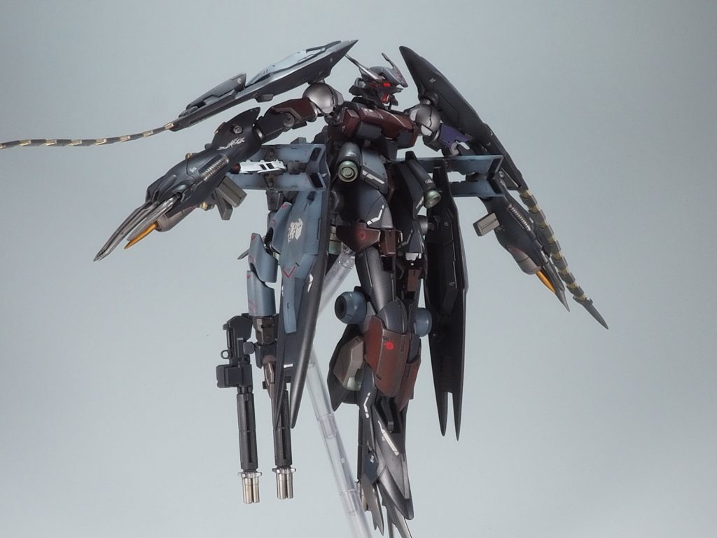 背部レールガンを展開した状態です。一応この機体の最大火器ですがあくまでサブウエポンです。ガトリングガンをばらまきながら接近、蛇腹剣でダメージを与えてからパイルバンカーでトドメを刺すのが彼女の流儀です!