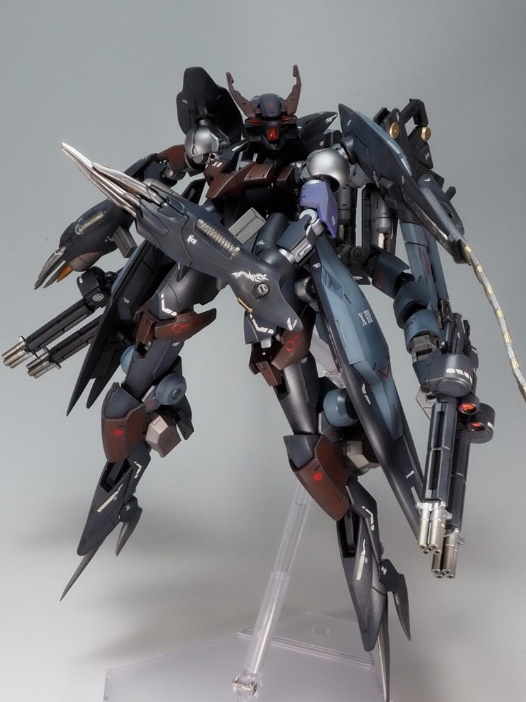 最後にこの機体の妄想設定です。火星の武闘集団「鉄華団」に最愛の人を殺された女性パイロットは、愛機を極限まで改造し復讐を誓う。彼のパーソナルカラーを喪章代わりにペイントし「鉄華団」の紋章「鉄の華」をヤツらの血で染め上げるまで、彼女は復讐のレクイエムを歌い続ける…などと夜な夜な妄想しなが制作しました。最後まで御覧いただけ方、ありがとうございます!