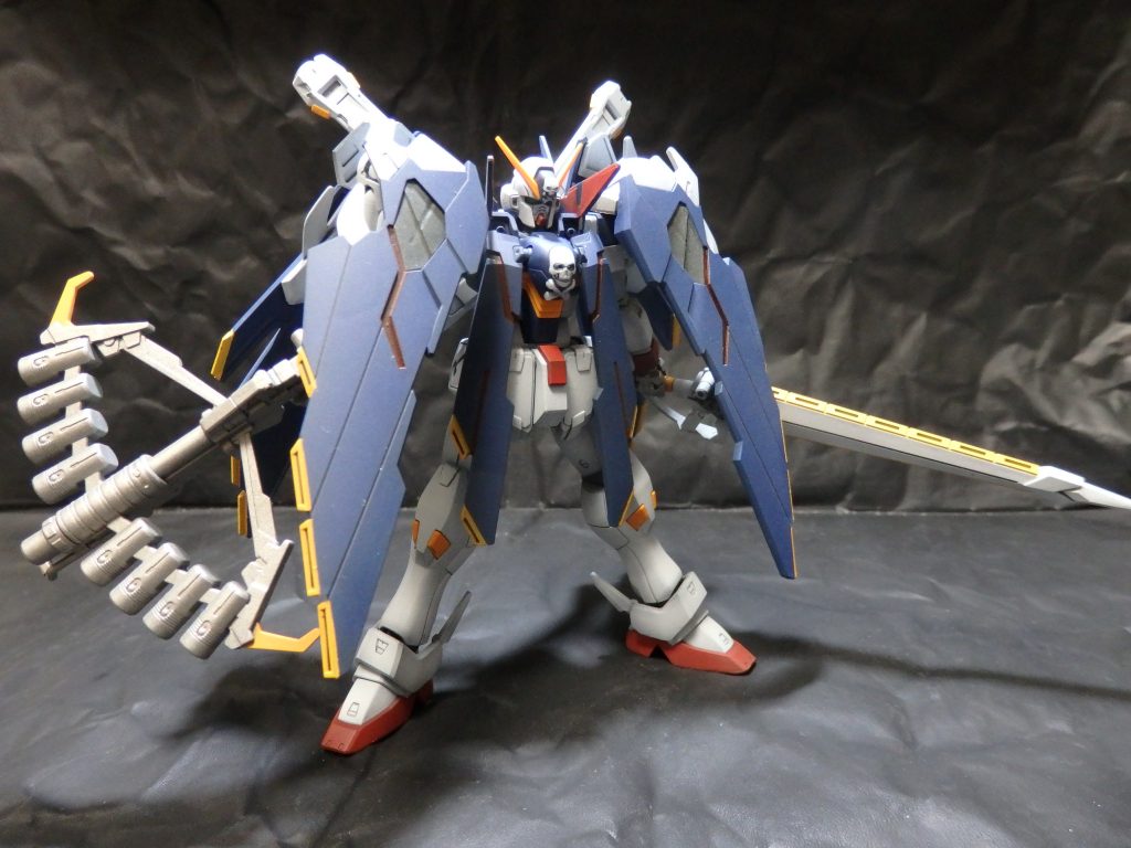 前回のウイングガンダムと同様、『下地に暗い色を吹き、塗装は明るい色を薄く吹き、下地の影響を利用する』方法で塗装しています。この方法は『調色なしでも全体の色合いを渋目にする』効果を狙っています。