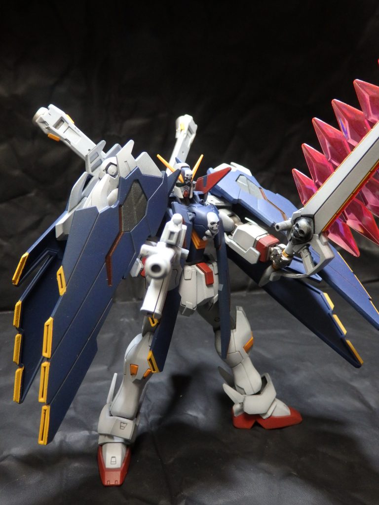 豊富な武装とエフェクトパーツで、ポージングの幅が広いです。とは言え、ちょっと動かすと倒れちゃいますけども。