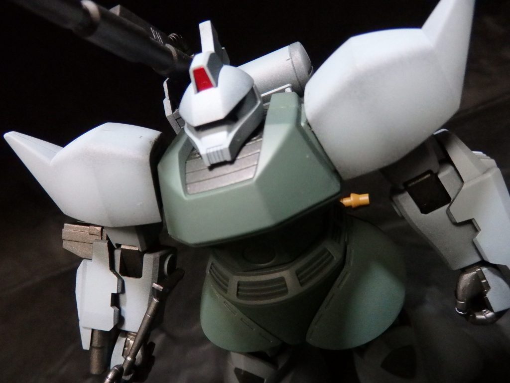 下地塗装ベース・グレーのようなもの:色々まぜましたグラデーション塗装部分灰色:Mrカラーの白と黒と青と灰色など色々まぜました緑 :MrカラーのMSディープグリーンをベースに色々まぜました黄色:Mrカラーの黄色と赤通常の塗装部分黒 :ガイアカラーのスターブライトアイアン頭部センサーは付属のシールです。