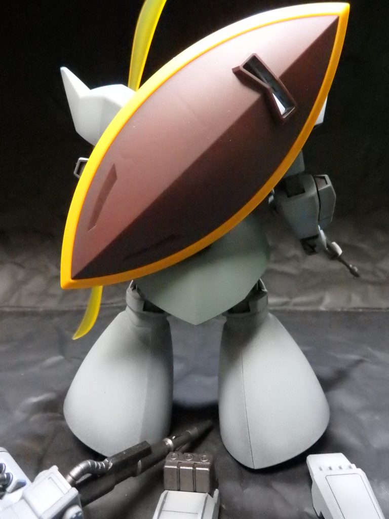 シールドは渋い色合いにしようと思い、色々と混ぜていたらイイ感じのあずき色が出来ました。二度と作れません。シールドの縁の黄色は成形色です。ビーム・ナギナタは黄色で塗装してしまいましたが、成形色は良い黄色です。