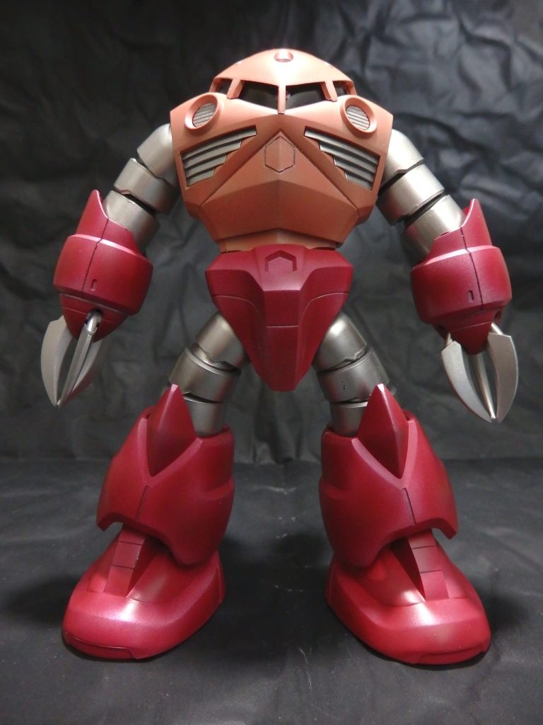 武装は下記の通りです。■頭部ミサイル■メガ粒子砲■クロー水泳部員に手持ち武器が無いのは自然な事ですが、最近はゴツイ武器を持っているMSを見慣れているせいか、物足りなさを感じます。