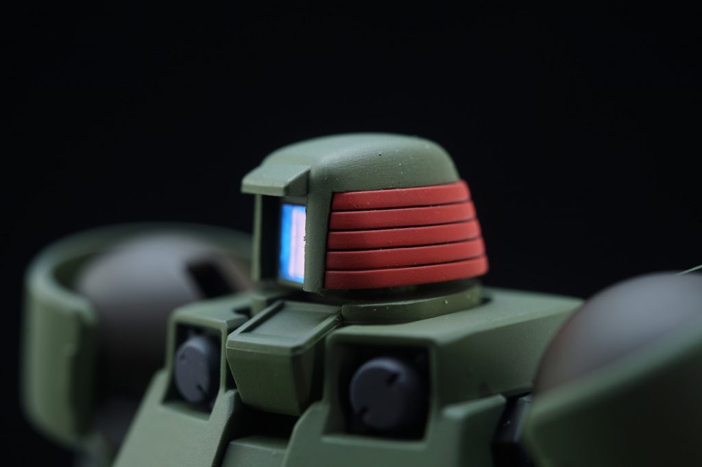 ・カメラへの小細工OZ系の特徴であるテレビ顔は無表情なので、せめてもの抵抗で底面にラピーテープを、クリアパーツ表面にミラージュデカールを貼ったら凄くいい感じに反射・偏光して