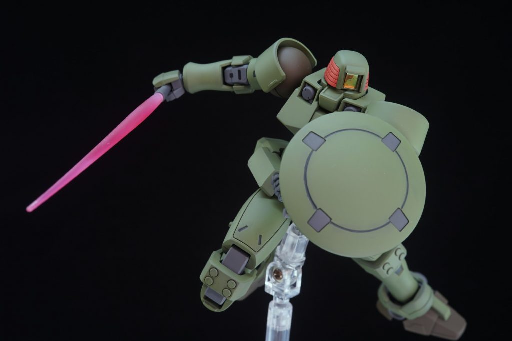 ・騎士っぽくラウンドシールドで相手の斬撃を受け流してる感じで。シールドには一応グリップが付いているので、それを握らせて無理矢理保持しています。