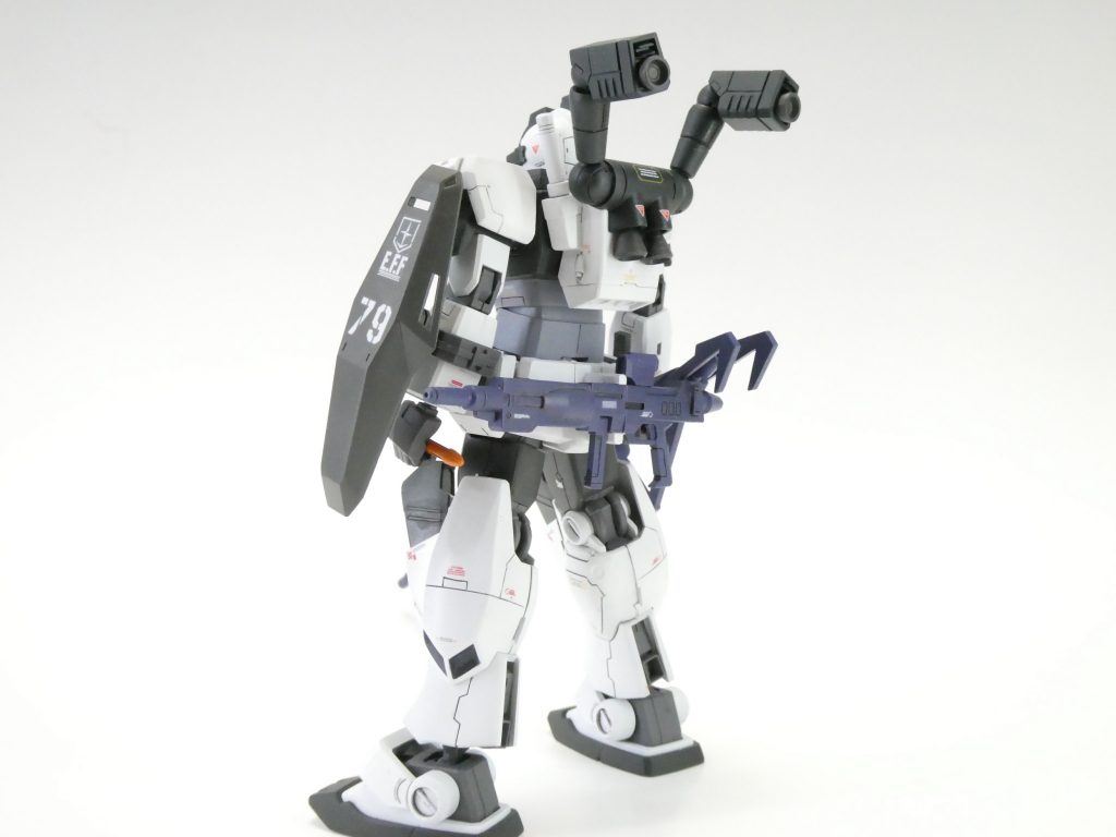 後ろから。腰につけてるライフルは、ジムⅢ付属のモノとレギンレイズのライフルのバレルを使いました。