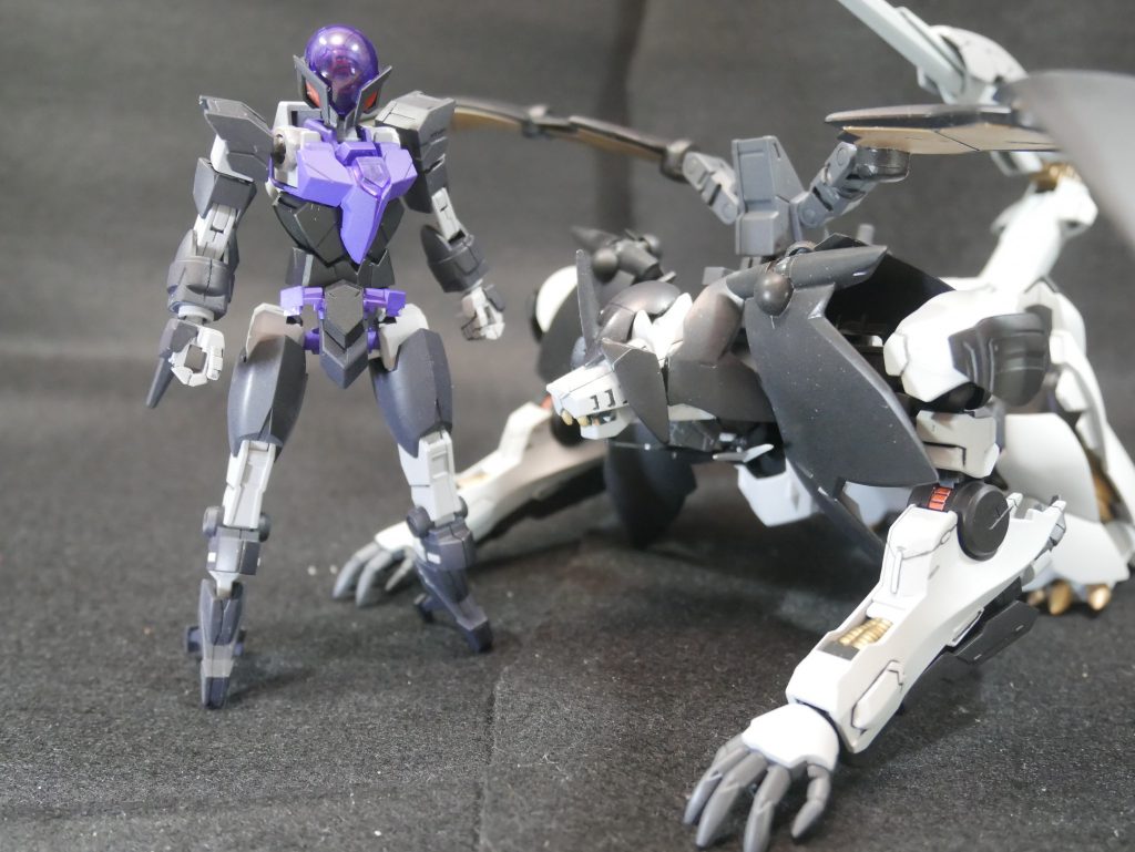 オリジナルアーマー「レイジネスアーマー」前回のテーマーが四聖獣だったので今回のテーマは「四凶」に決定。1体目は「渾沌」をモチーフにして制作しました。伝承によると・・・・大きな犬のような姿をしている・目はあるけど見えない・六本の足と四つの羽をもつこの辺の特徴を自分なりに解釈した結果、このような形になりました。他にもいろいろ特徴があったのですが全部の要素を盛り込むことは無理でした・・・。足が4本しかないじゃねえかと思われた方、ちょっと待って。あとでちゃんと増えるんで。