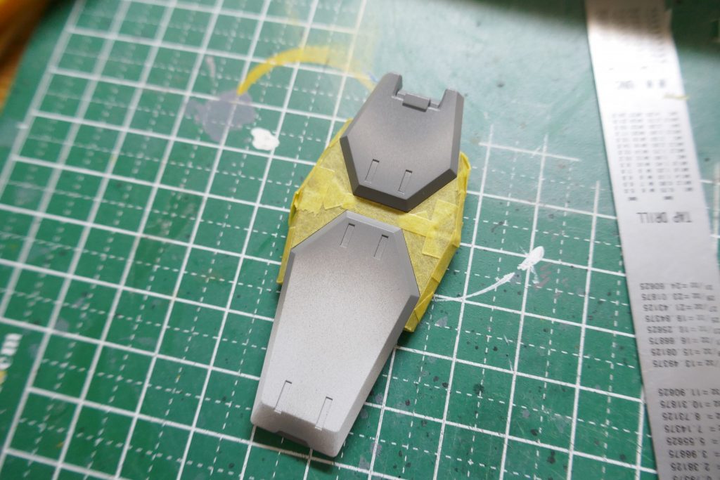 色分けがされていない箇所があるのでマスキングで塗装。シールドに至っては成形色がグレー一色なので大変でした。