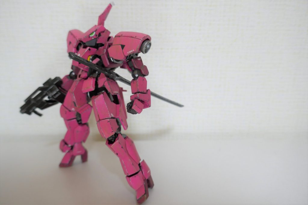 太刀を腰にマウントしたシルエットが好きです。