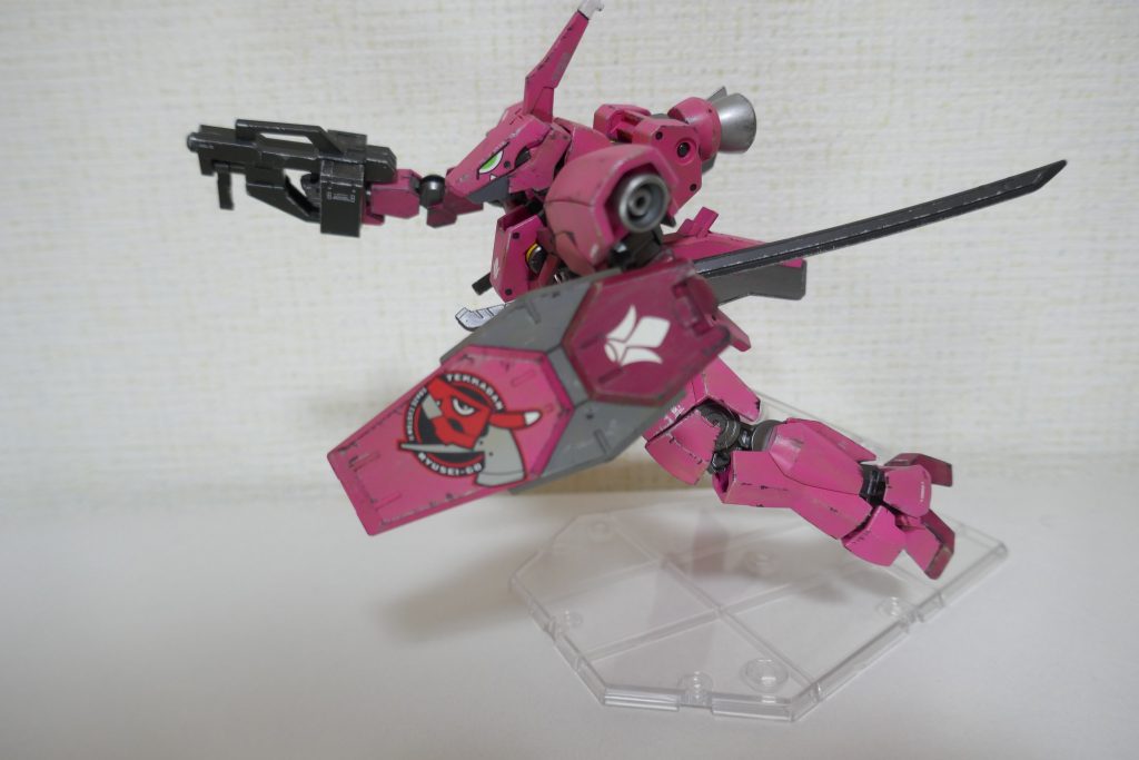 シールドのド派手なデカールは、目立ちたがり屋のシノをイメージして思い切って貼りました。