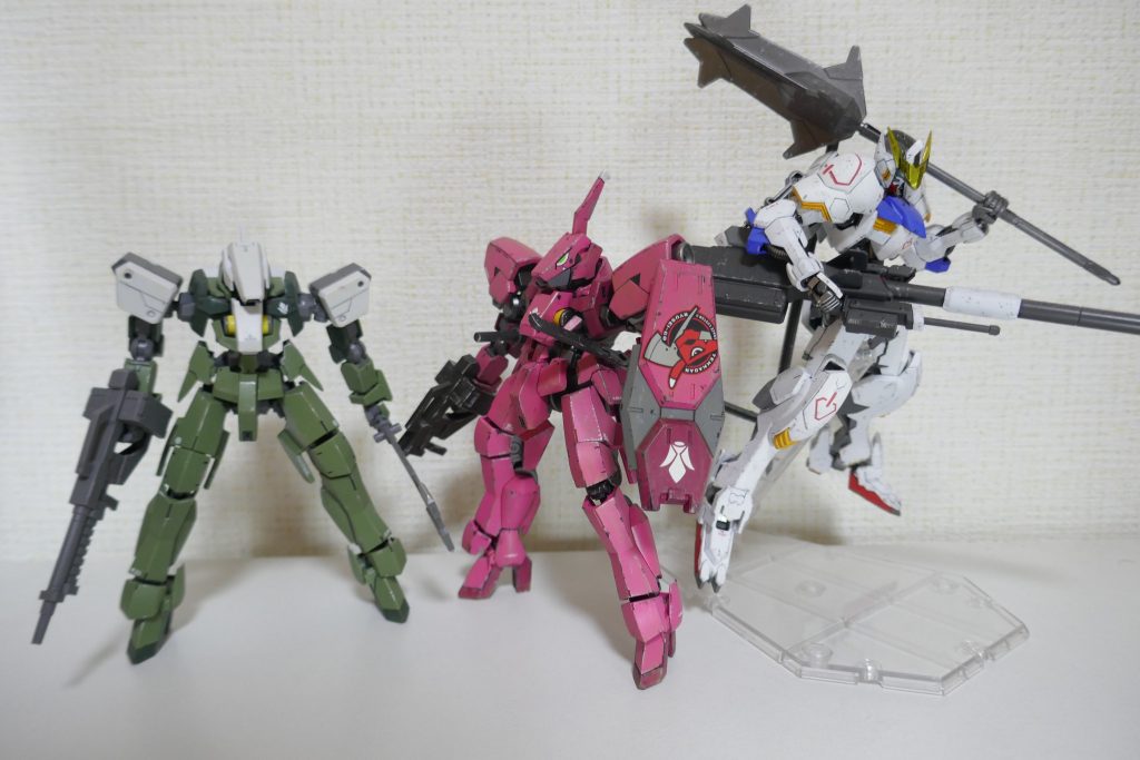 他の鉄華団のMS達と。