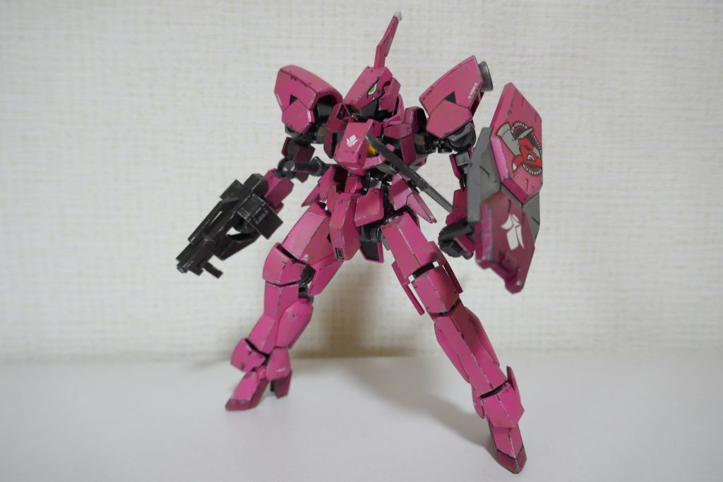 HG 流星号(グレイズ改弐)にMSオプションセット1のグレイズシールド、HGバルバトス第四形態の太刀を装備させました。