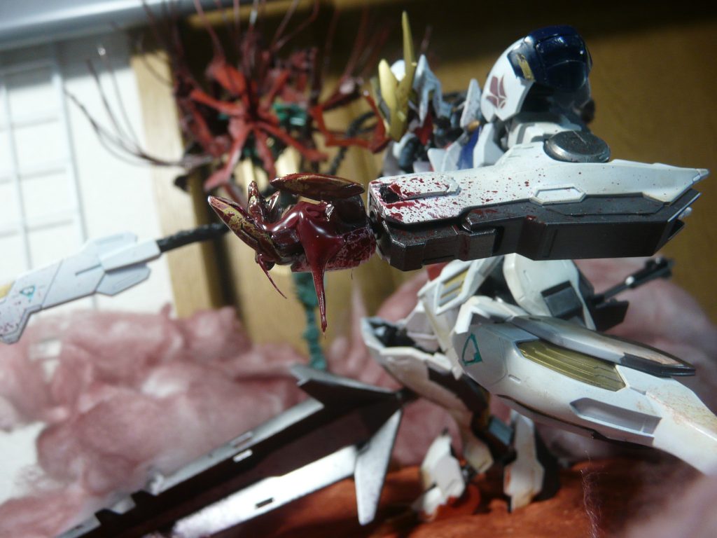 　手から血みたいなオイルみたいな何かが滴っていますね～なんなんでしょうこれは　自分でもわからないです。製作は百均で売ってたグルーガンのやつに着色しました。